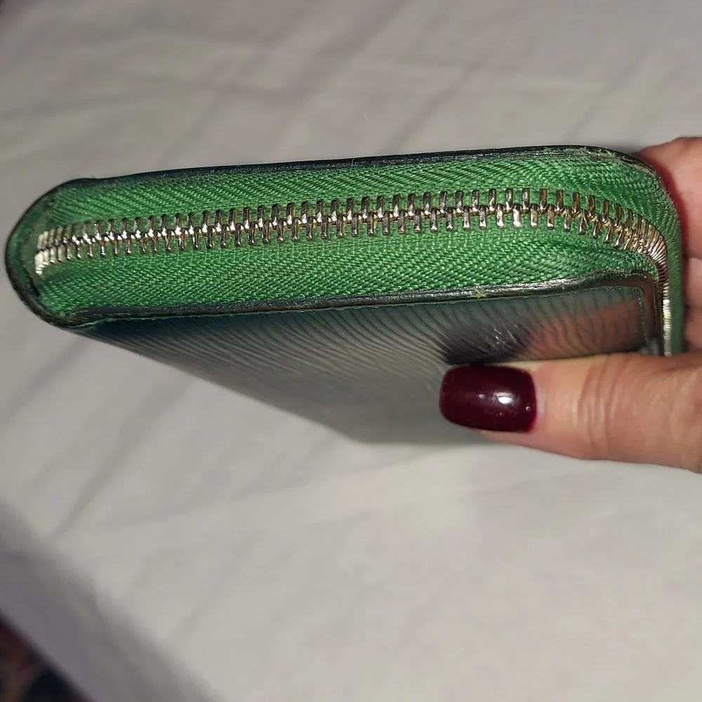 AUTHENTIC Louis Vuitton Zippy Wallet in Green Epi Leather - Picture 5 of 9